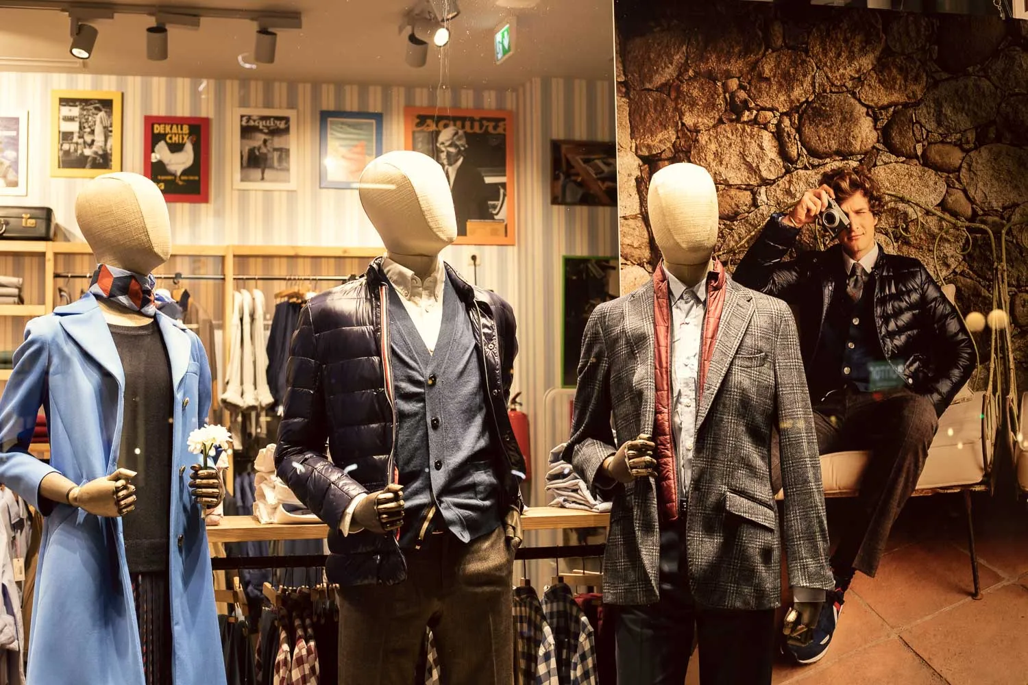 Mannequins well dressed, photographer poster behind them