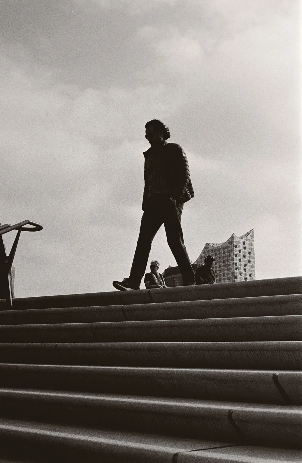 Man and Elbphilharmonie on the back